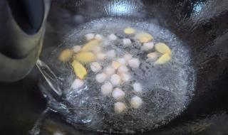 福建一母鸡产下奇特蛋